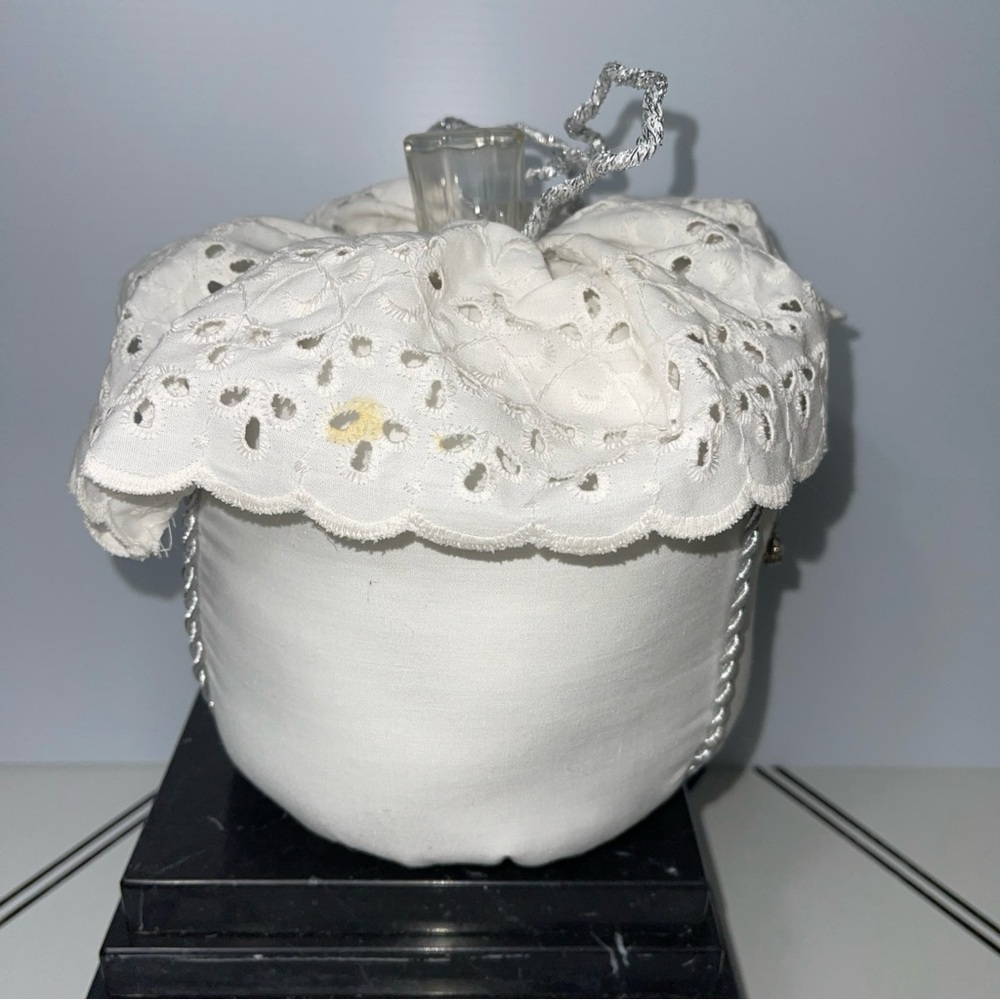 Vintage Style White Fabric Pumpkin Eyelet Lace Rhinestone Brooch Decor White - Picture 4 of 9